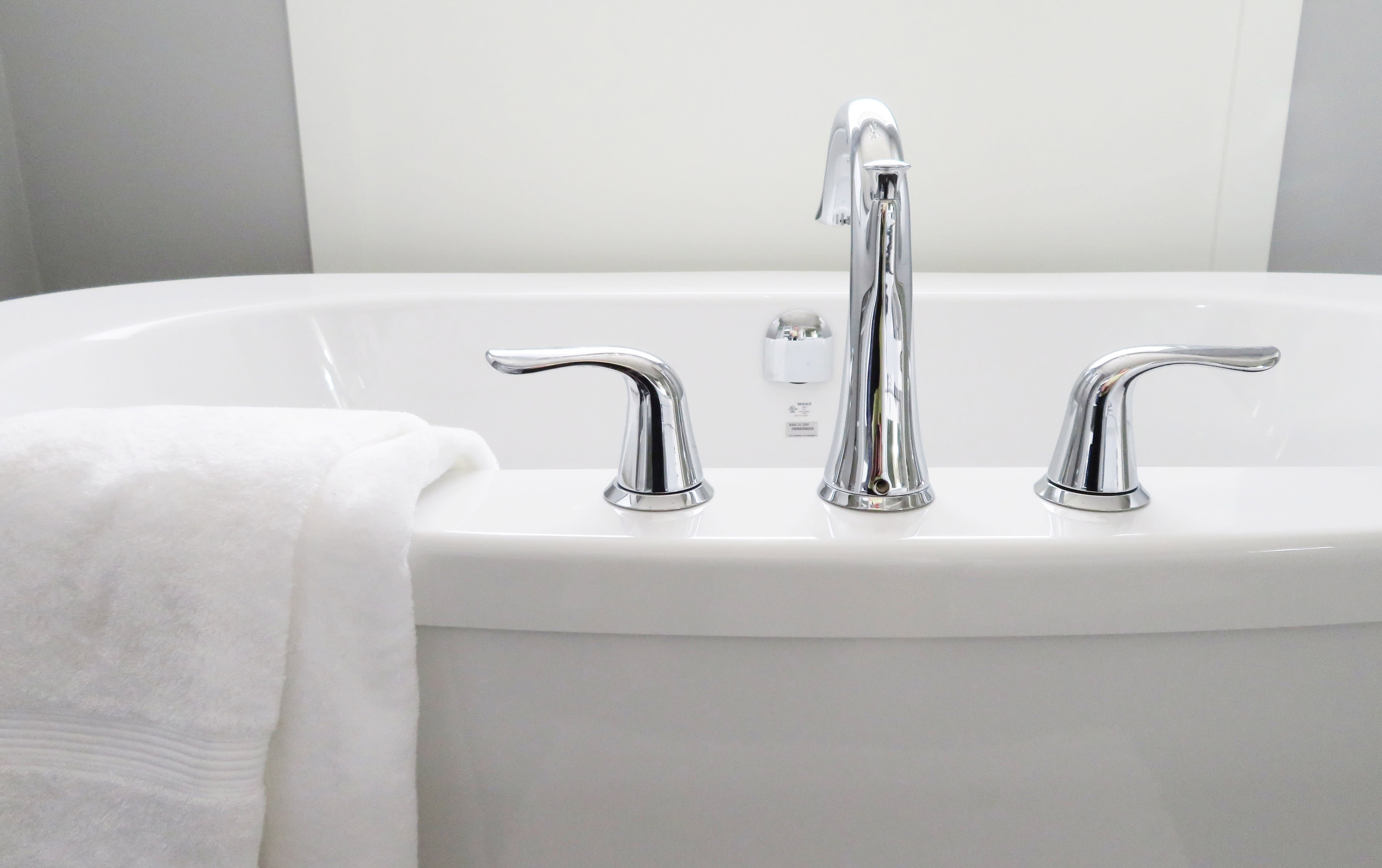 5 Ways To Clean An Old Porcelain Tub, Home Remedies To Clean Enamel Bathtub