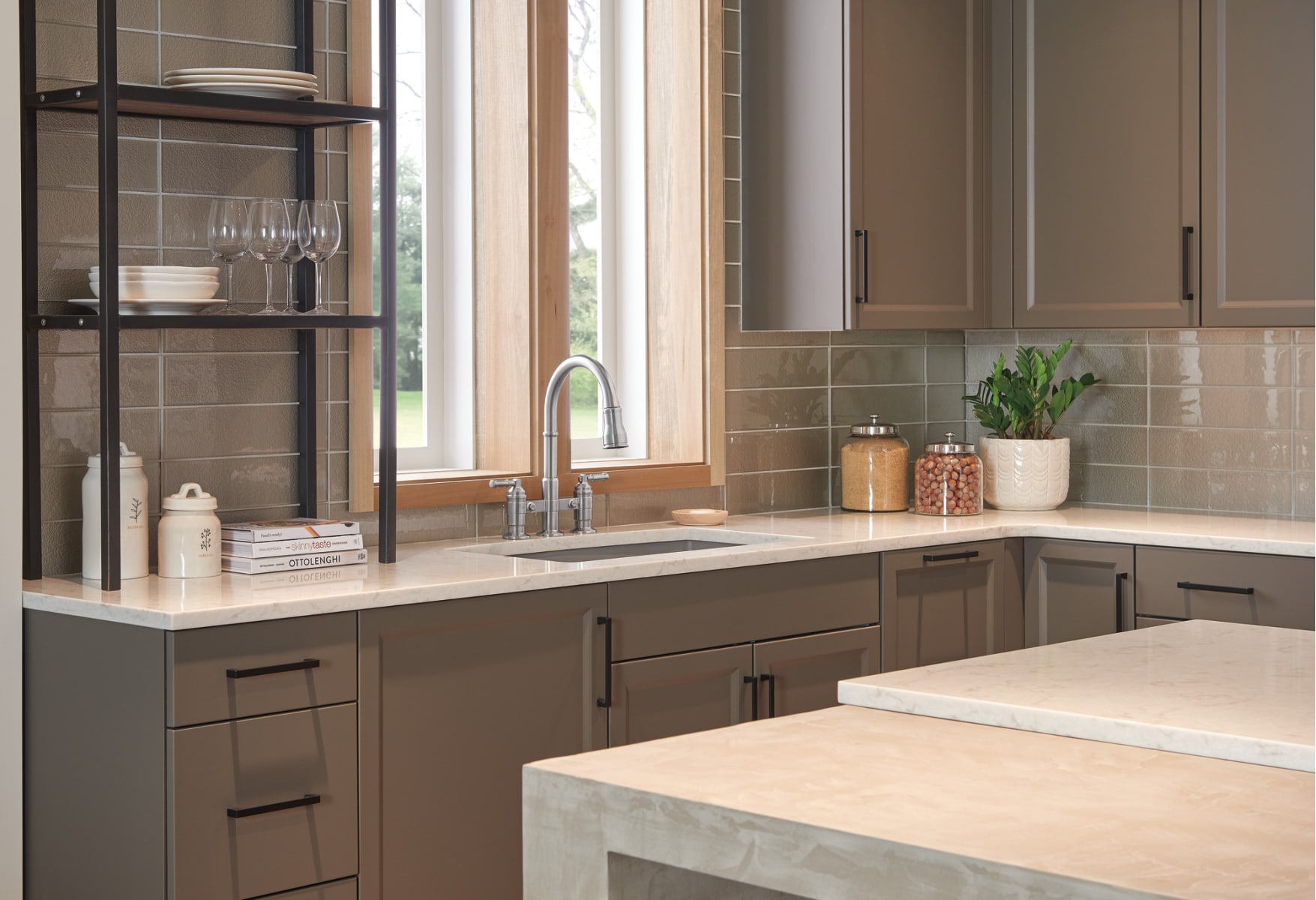 Delta 2390L-KS-DST Black Stainless Broderick 1.8 GPM ...