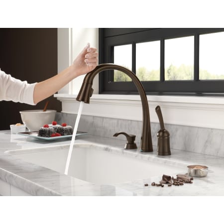 Delta 980T-AR-DST Arctic Stainless Pilar Pull-Down Kitchen Faucet with