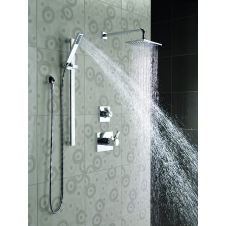 A large image of the Delta Vero Monitor 17 Series Shower System Delta Vero Monitor 17 Series Shower System