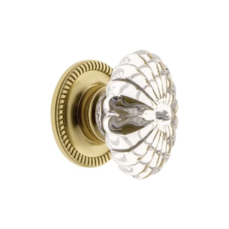 A large image of the Grandeur BURG-CRYS-KNOB-NEWP Polished Brass