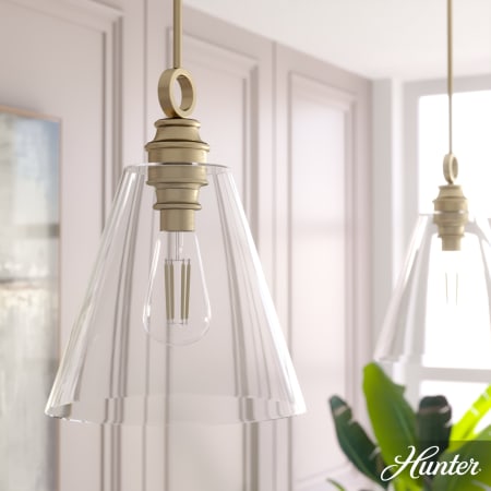 A large image of the Hunter Klein 14 Pendant Detail - Lifestyle