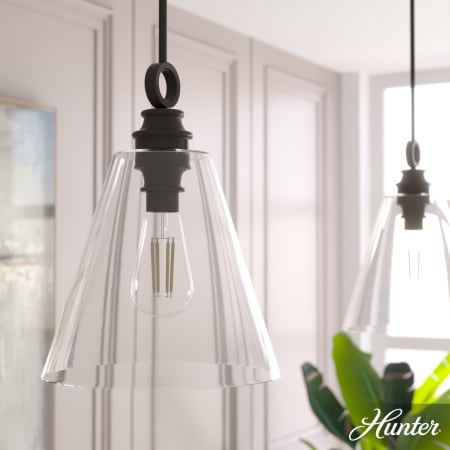 A large image of the Hunter Klein 14 Pendant Detail - Lifestyle - NG