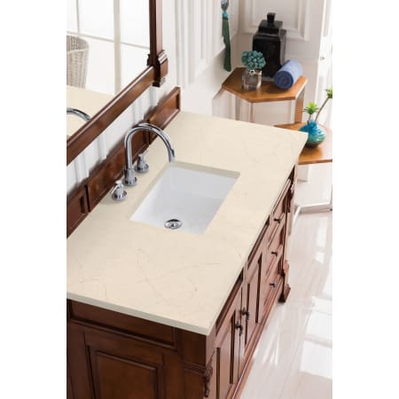 A large image of the James Martin Vanities 147-114-526-3EMR Alternate Image