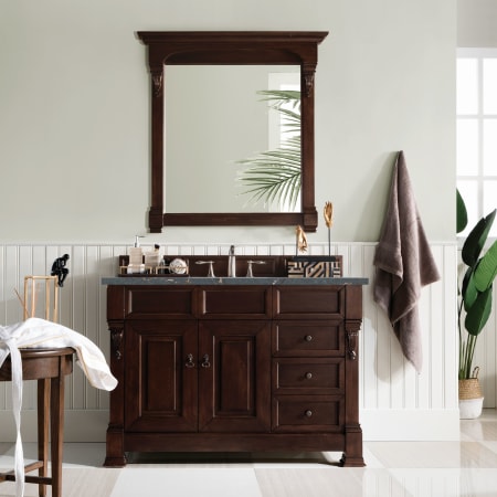 A large image of the James Martin Vanities 147-114-526-3PBL Alternate Image