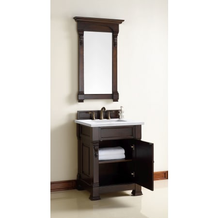 A large image of the James Martin Vanities 147-114-V26-3AF Alternate Image