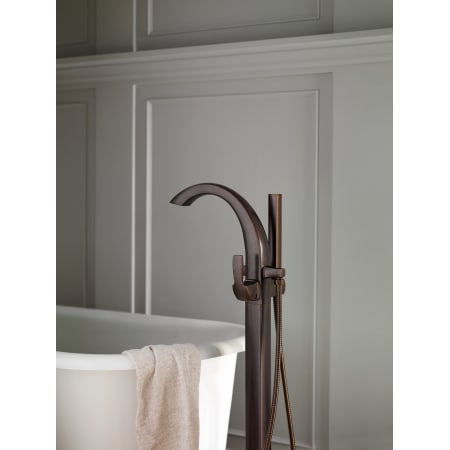A large image of the Moen 695 Alternate View