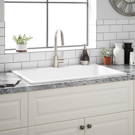 A large image of the Signature Hardware 941022 Cloud White