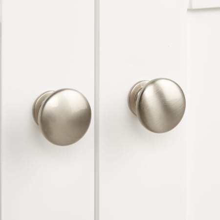 A large image of the Signature Hardware 942025-8 Signature Hardware-942025-8-Vanity Cabinet Hardware Detail