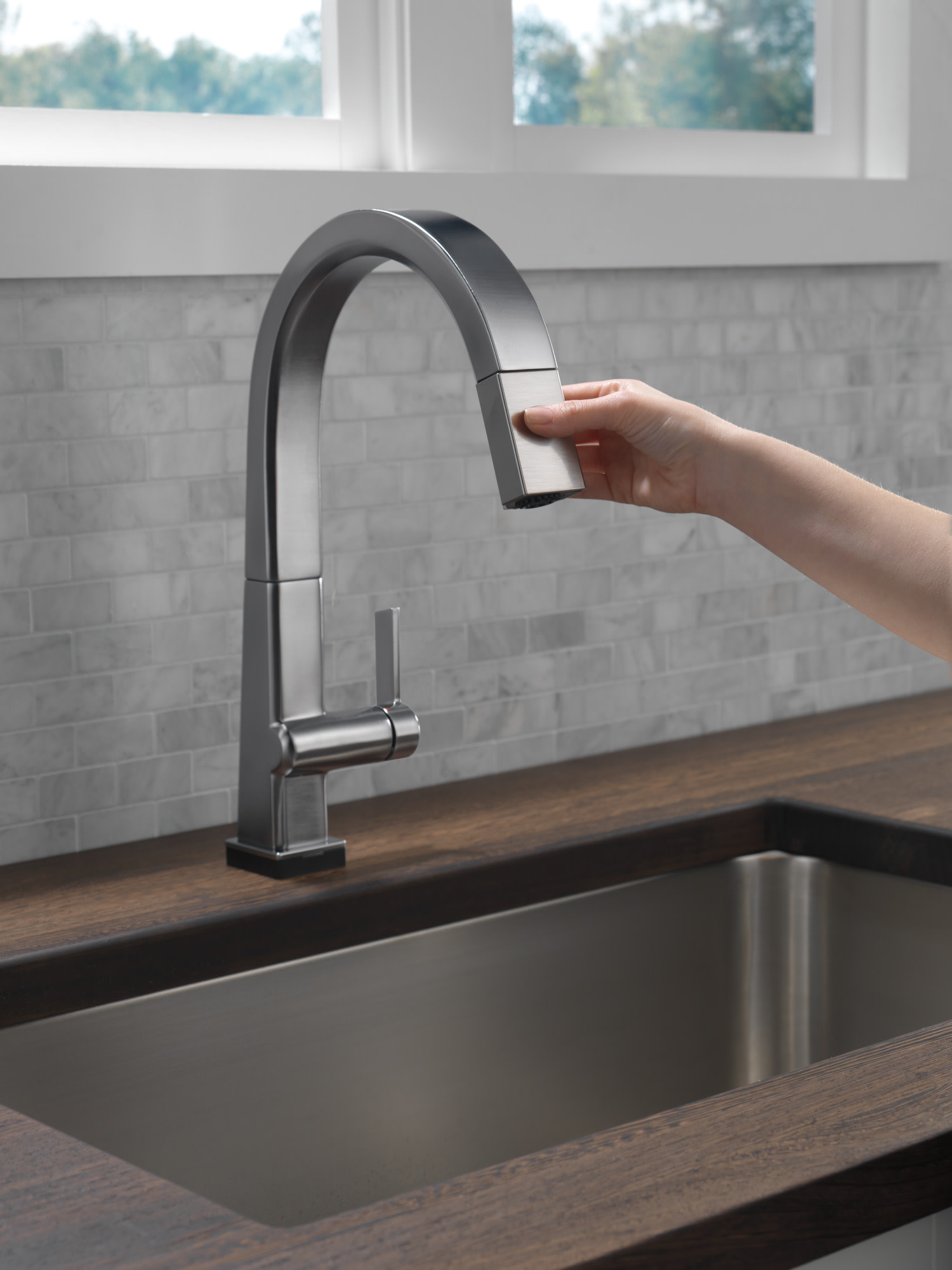 Delta 9193TDST Pivotal 1.8 GPM 1 Hole Pull Down Kitchen Faucet