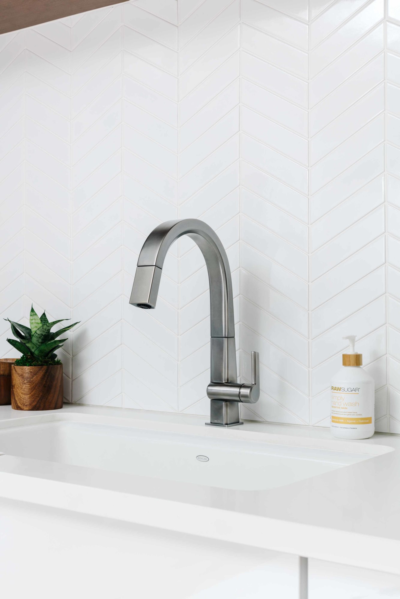 Delta 9193-DST Pivotal 1.8 GPM 1 Hole Pull Down Kitchen Faucet ...