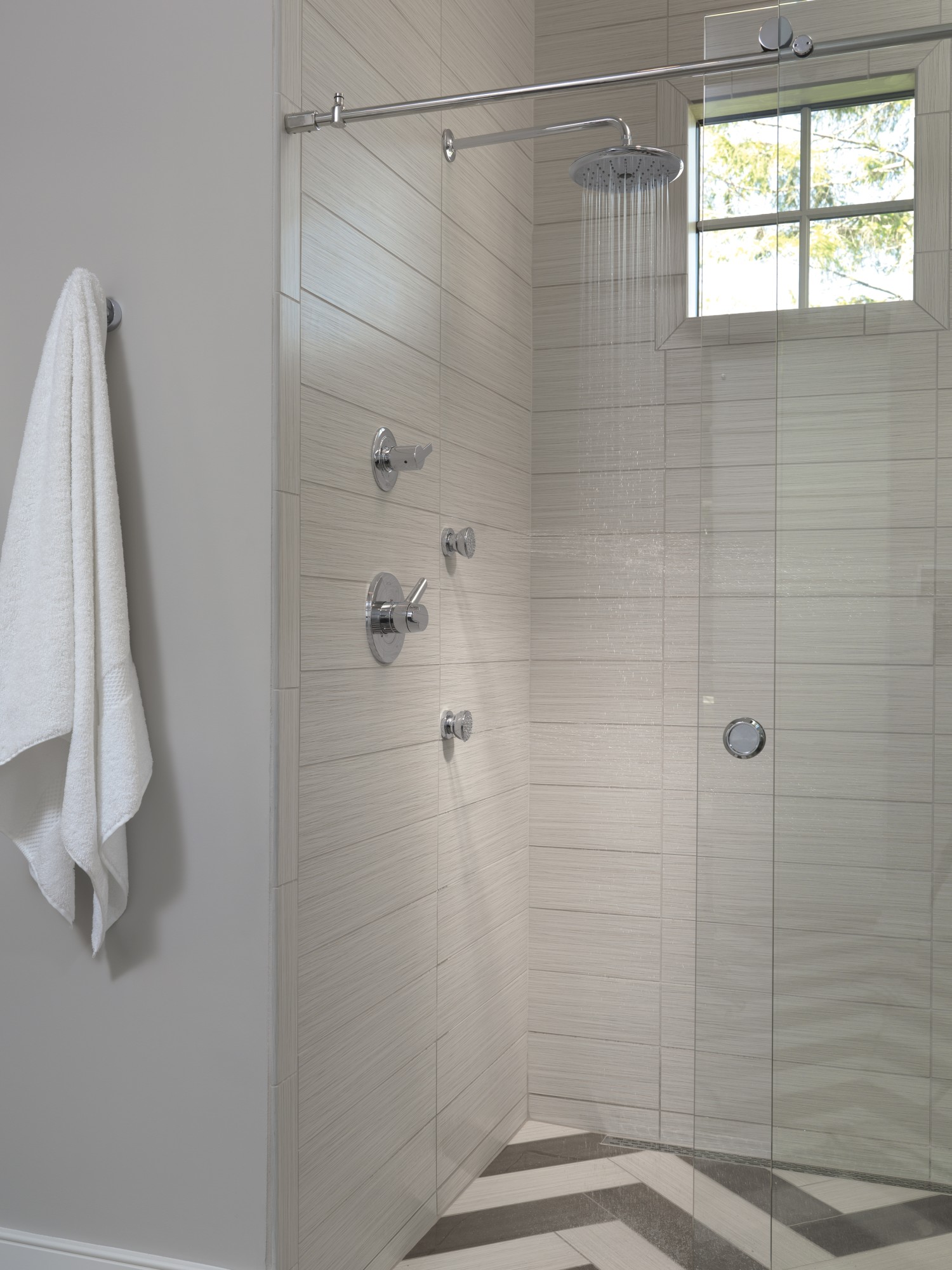 Delta RP52382 2.5 GPM Universal 83/4"W Rain Shower Head Brilliance