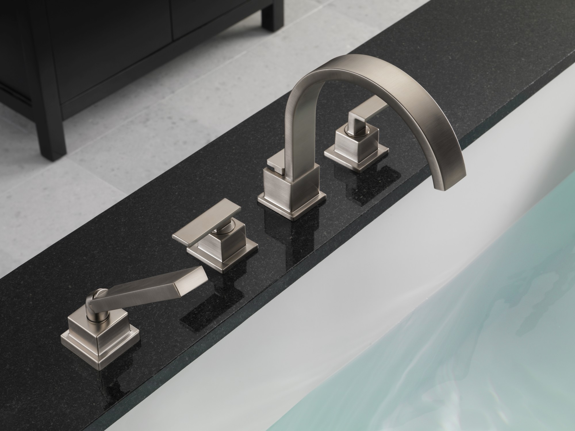 Delta T4753 Vero Deck Mounted Roman Tub Filler Trim Brilliance