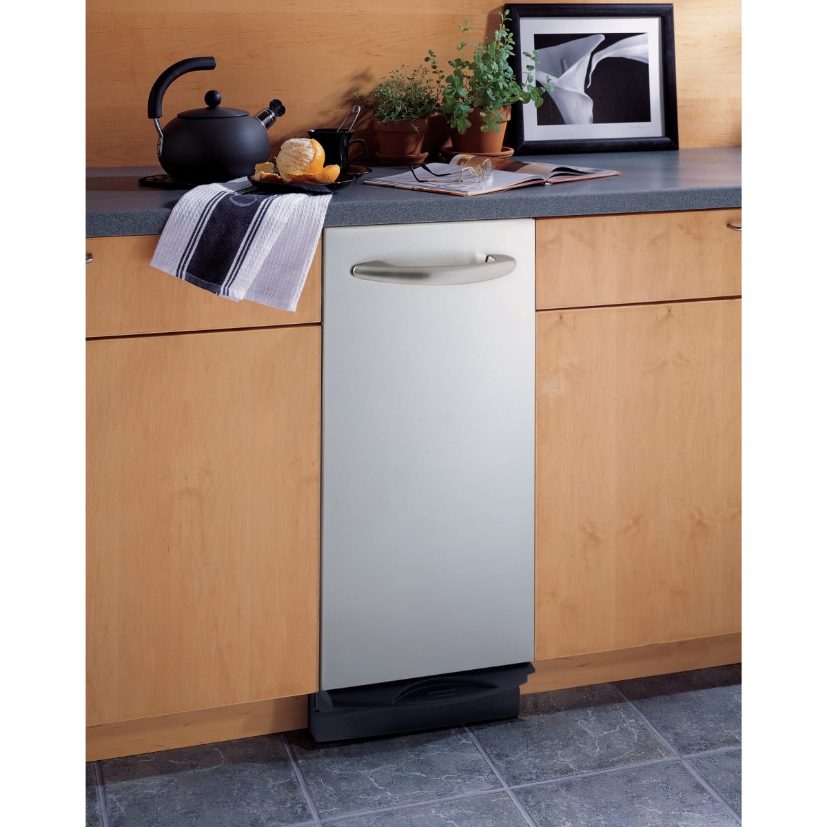 GE GCG1580RSS 15" Built In Trash Compactor with 1.4 Cubic