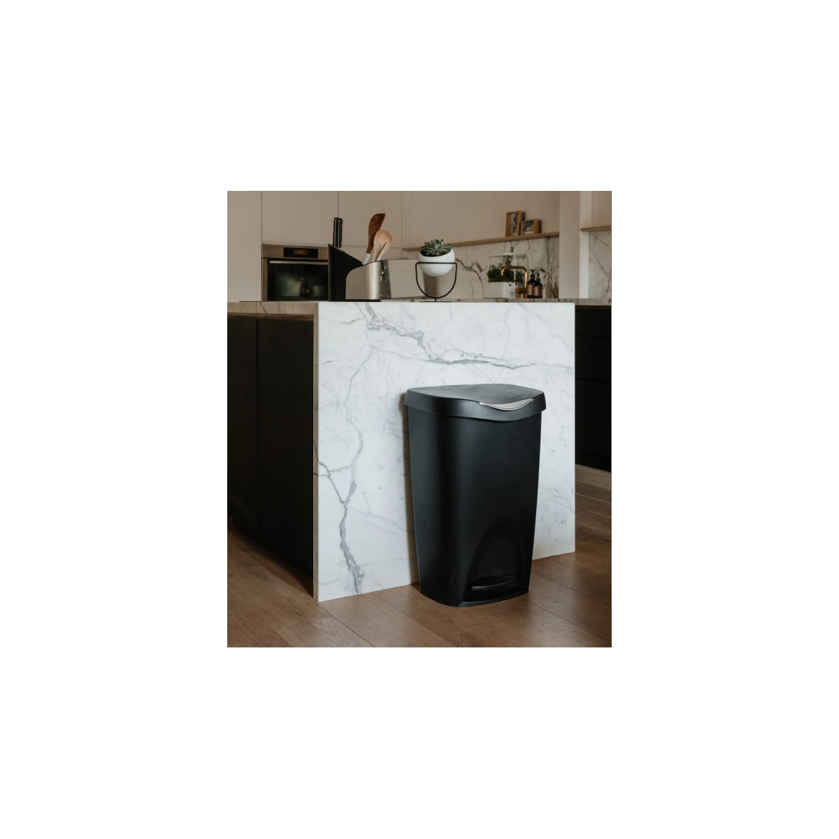 Umbra Brim 13 Gallon Plastic Trash Can - Bed Bath & Beyond - 27032844