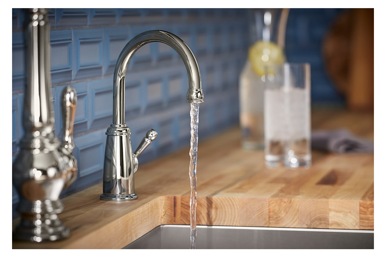 台面饮水机将水倒入水槽