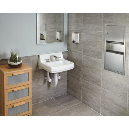 Delta-45568-Overall Room View in Brilliance Stainless