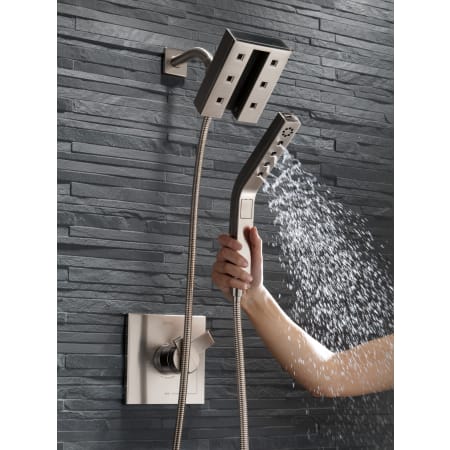 Delta-58470-Running Handshower in Brilliance Stainless