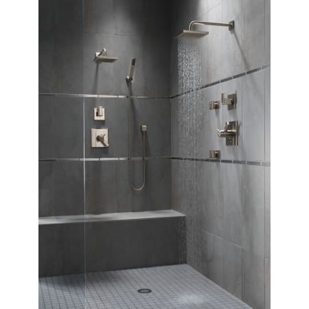 Delta-T17T086-Running Shower System in Brilliance Stainless