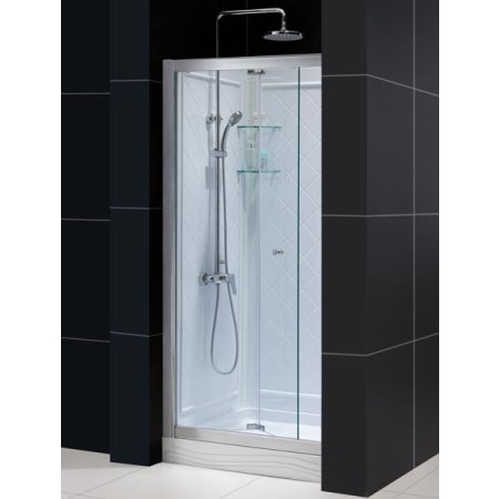 Alternate Image with Shower Doors