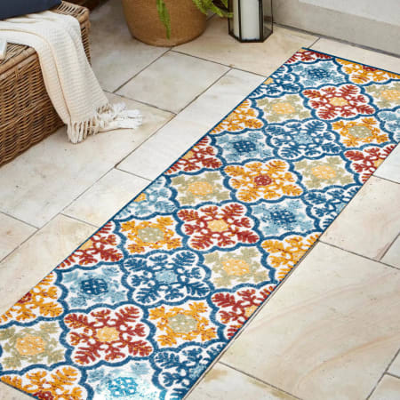 JONATHAN Y Lighting Amalfi Coast 2-1/4' x 10' Polypropylene Traditional Indoor/Outdoor Runner Blue / Multi