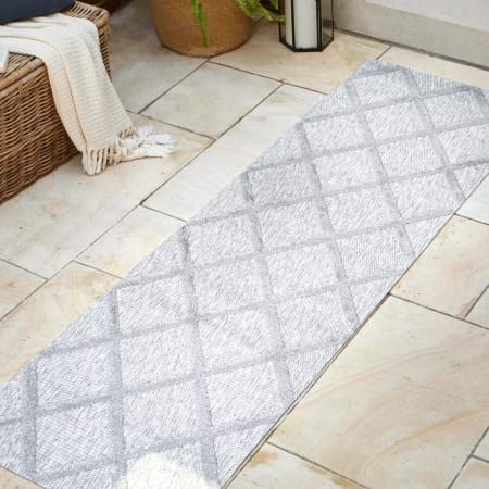JONATHAN Y Lighting Ibiza 2-1/4' x 8' Polypropylene Geometric Indoor / Outdoor Rectangle Area Rug Light Gray