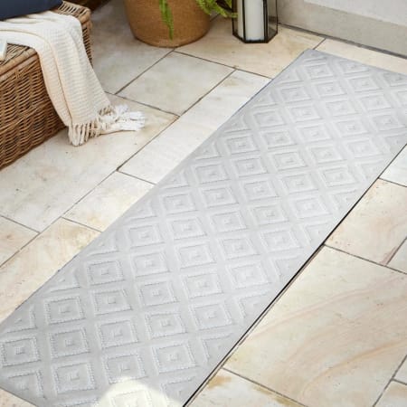 JONATHAN Y Lighting Ibiza 2-1/4' x 8' Polypropylene Geometric Indoor / Outdoor Rectangle Area Rug Ivory