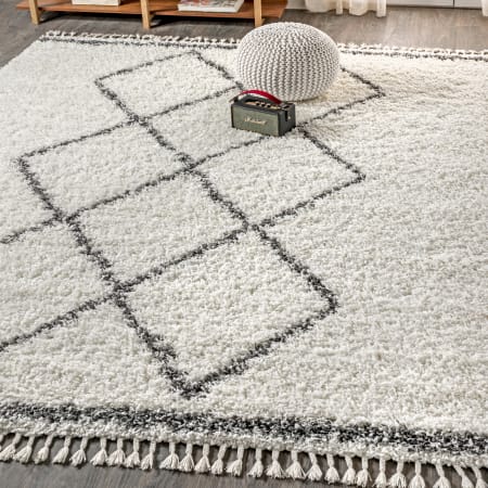 JONATHAN Y Lighting Mercer Shag 5-1/4' x 7-1/2' Shag Polypropylene Vintage Geometric Moroccan / Tribal Rectangle Area Rug Cream / Gray