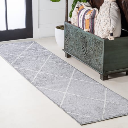 JONATHAN Y Lighting Supersoft 2' x 10' Polypropylene Geometric Rectangle Area Rug Light Gray / White