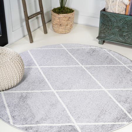 JONATHAN Y Lighting Supersoft 5-1/4' x 5-1/4' Polypropylene Geometric Round Area Rug Light Gray / White
