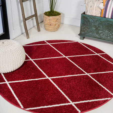 JONATHAN Y Lighting Supersoft 5-1/4' x 5-1/4' Polypropylene Geometric Round Area Rug Red / White