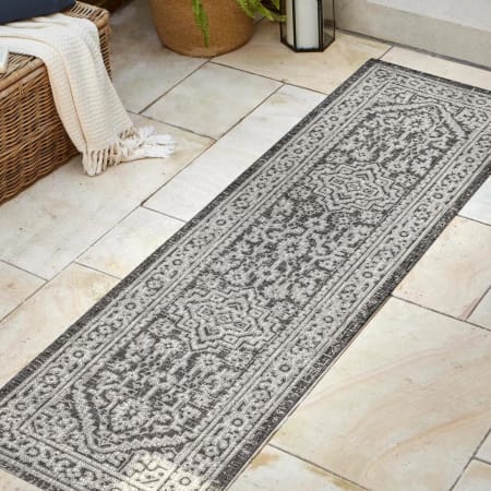 JONATHAN Y Lighting Santa Monica 2-1/4' x 8' Polypropylene Border and Botanical Indoor/Outdoor Runner Gray / Black