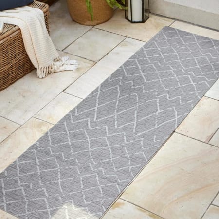 JONATHAN Y Lighting Santa Monica 2-1/4' x 10' Polypropylene Moroccan & Tribal Indoor/Outdoor Area Rug Gray / Cream