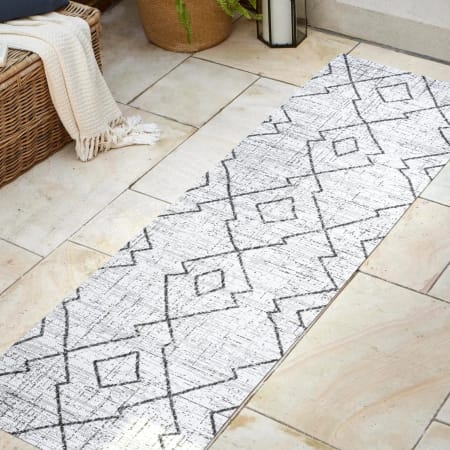 JONATHAN Y Lighting Santa Monica 2-1/4' x 10' Polypropylene Transitional Indoor / Outdoor Rectangle Area Rug Ivory / Black