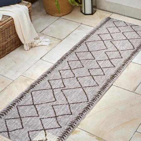 JONATHAN Y Lighting Santa Monica 2-1/4' x 8' Polypropylene Transitional Indoor / Outdoor Rectangle Area Rug Beige / Brown