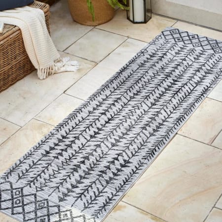JONATHAN Y Lighting Santa Monica 2-1/4' x 8' Polypropylene Transitional Indoor / Outdoor Rectangle Area Rug Ivory / Black
