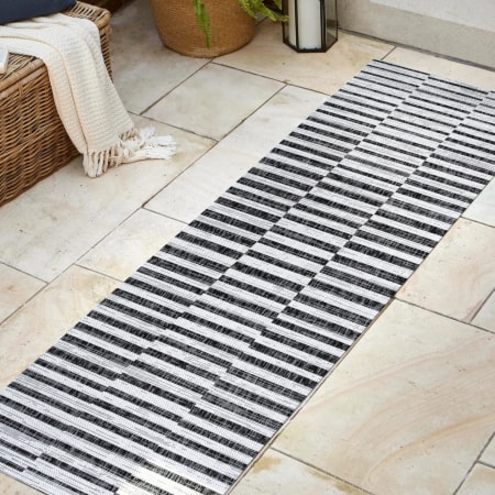JONATHAN Y Lighting Santa Monica 2-1/4' x 10' Polypropylene Striped, Transitional Indoor / Outdoor Rectangle Area Rug Ivory / Black