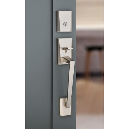 Kwikset-818CMH-LIP-S-Lifestyle