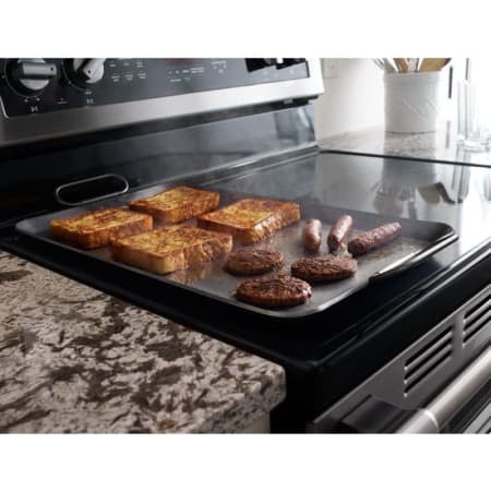 Maytag-MET8800F-Griddle Detail