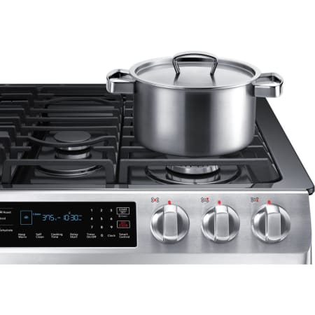 Samsung-NX58M9420S-Burner Close-up