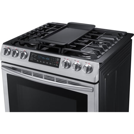Samsung-NX58M9420S-Right Top Close-up with Griddle