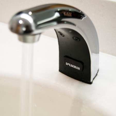 Speakman-S-8817-CA-E-Top In Use View