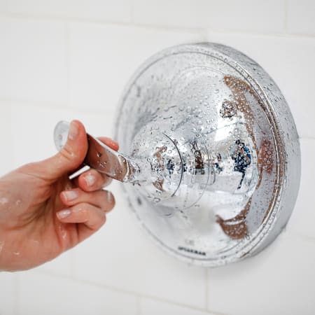 Speakman-SM-7000-P-Handle In Use