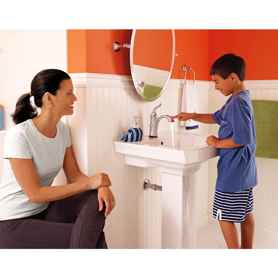 delta-73824-faucet-in-use-in-chrome-1280