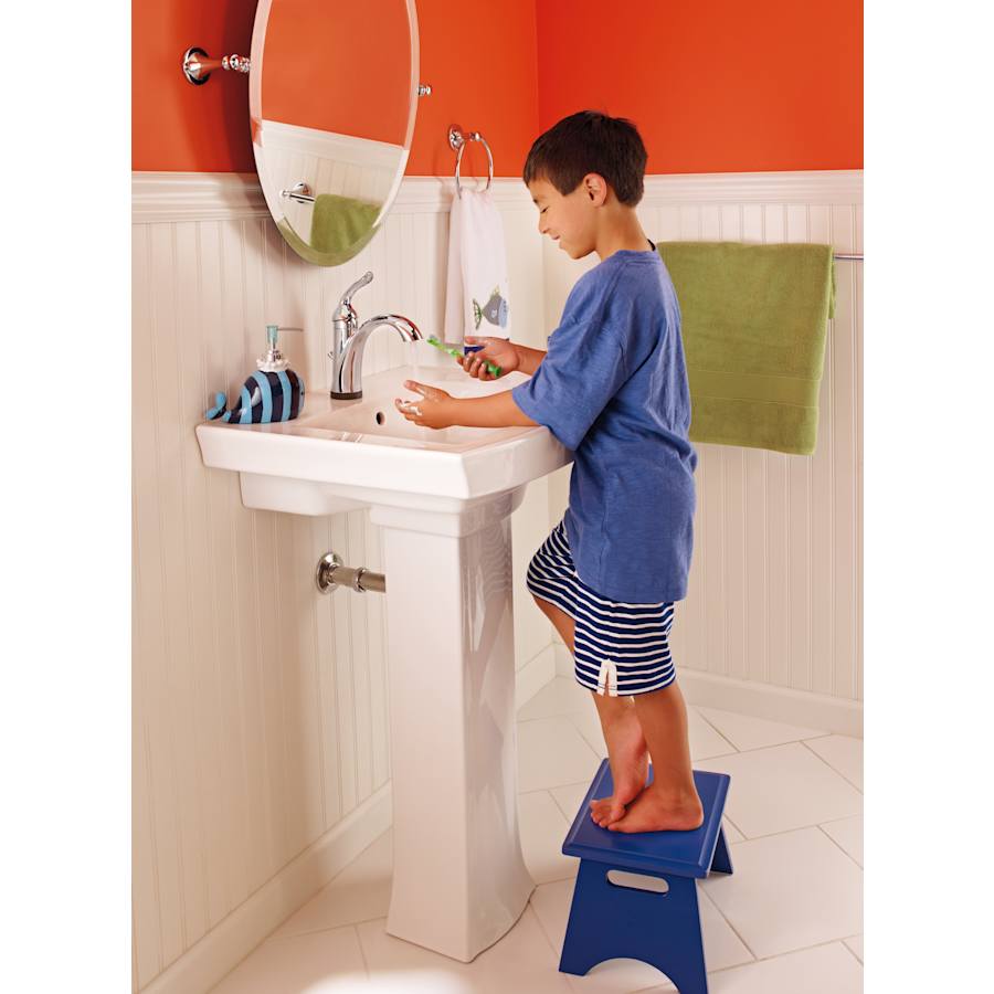 delta-73824-faucet-in-use-in-chrome-487