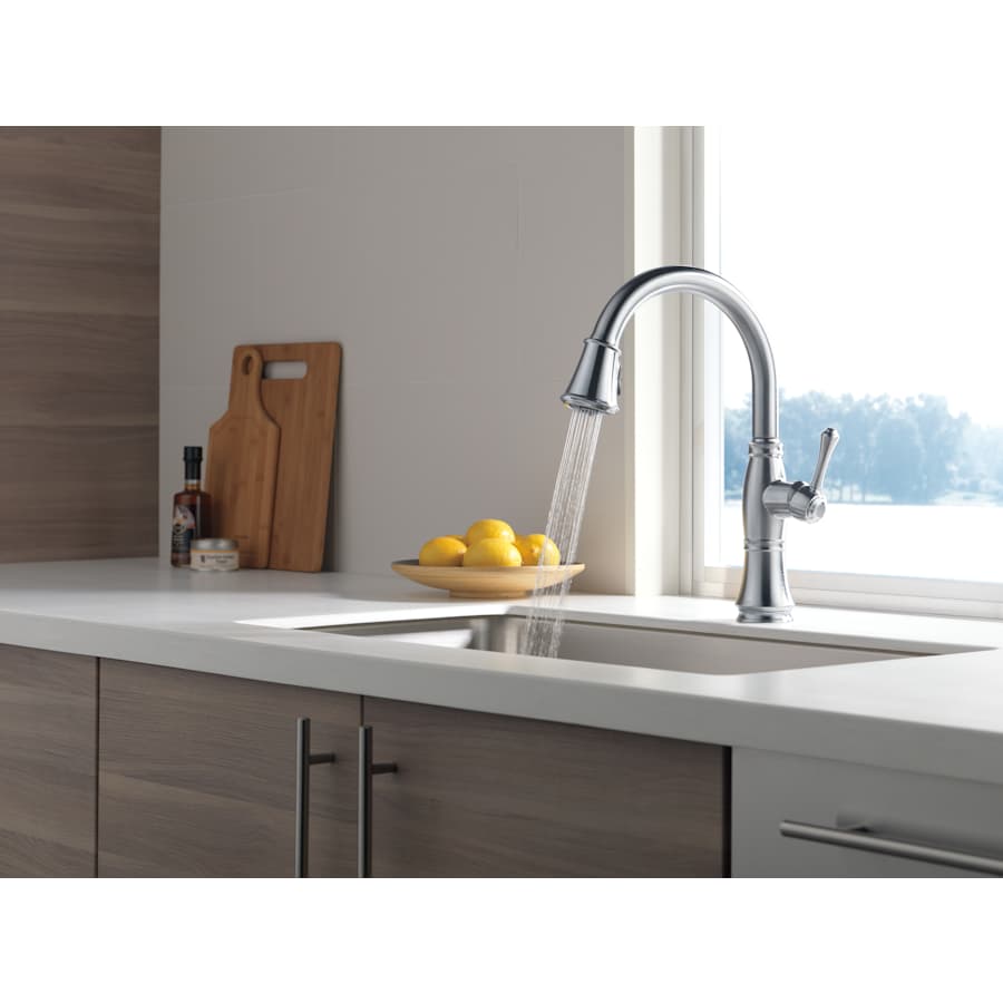delta-9197-dst-running-faucet-in-spray-mode-in-arctic-stainless-113