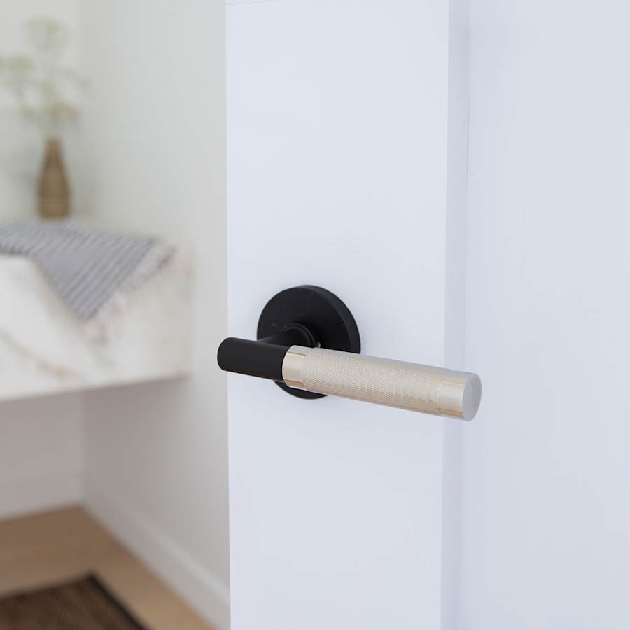 emtek-c510kn-polished-chrome-lever-with-flat-black-rose-173