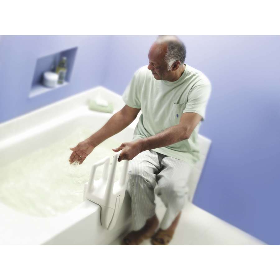 moen-dn7075-grab-bar-in-use-147