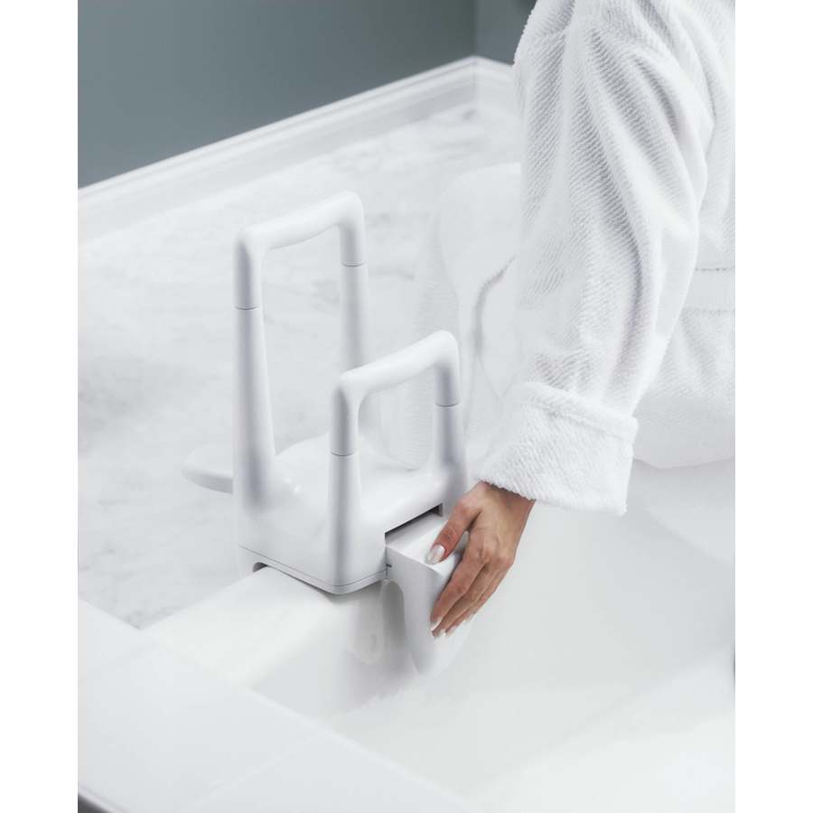 moen-dn7075-grab-bar-in-use-148