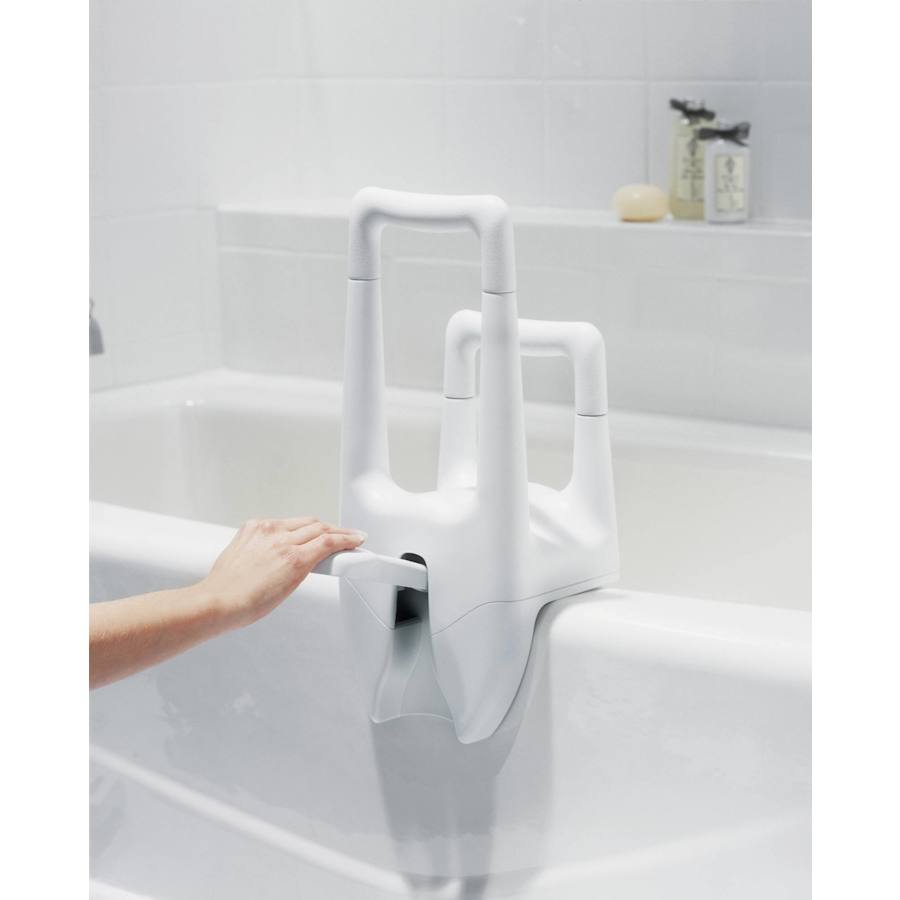 moen-dn7075-grab-bar-in-use-149